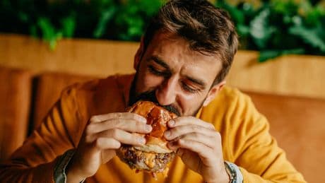El alimento que los nutricionistas desaconsejan cenar: &quot;Si no lo quemamos, se transforma en grasa&quot;
