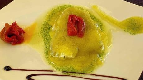 El templo culinario de Bizkaia con su propia piara y una huerta con hasta 3.000 plantas de pimientos rojos