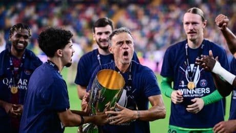 Luis Enrique spreekt van ’veel geluk’ en ’wonder’ na nieuwe prijs Paris Saint-Germain