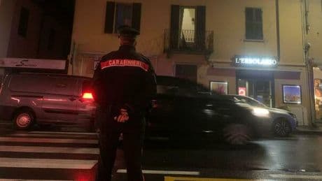 Francesco Rezzonico uccide il padre adottivo a coltellate, la fuga in strada e l'arresto alle porte di Varese. L'altro figlio ha provato a salvarlo