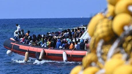 A Lampedusa oltre 350 migranti in un solo giorno: con il bel tempo riprendono gli sbarchi