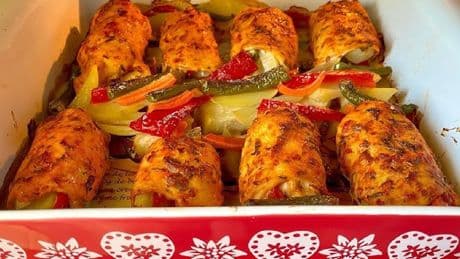 Pratik ama gösterişli! Deneyen herkes tam not veriyor! İşte biberli tavuk rulosu tarifi…