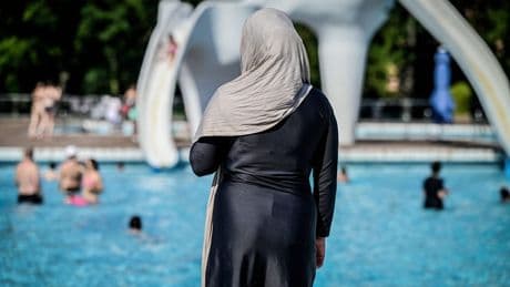 Freibad verbietet Burkinis: Schwimmbad Lörrach löst Diskussionen aus