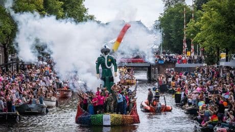Honderdduizenden mensen bij Canal Parade, zes aanhoudingen