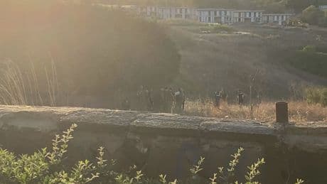 Kurye kılığında girdiği sitede eşini vurdu; kaçamayacağını anlayınca silahı kafasına dayadı