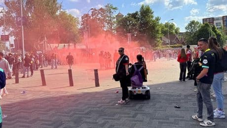 Rellen bij stadion PSV in Eindhoven: vuurwerk en rookbommen, ME voert charges uit