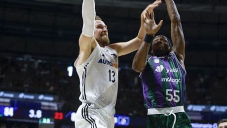 Y la tensión explotó: Unicaja fuerza el cuarto partido ante el Madrid con sudor... y sangre