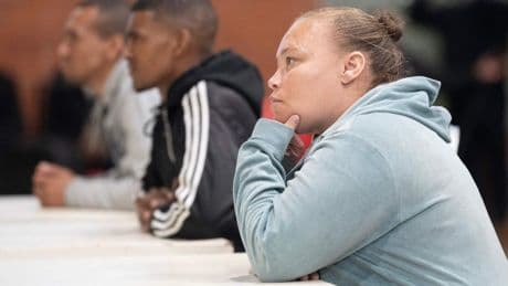 Condenan a cadena perpetua a una madre que secuestró y vendió a su hija en Sudáfrica