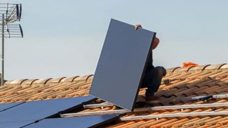 L’administration Trump supprime 7 milliards de subventions dédiées à l’installation de panneaux solaires dans les foyers défavorisés