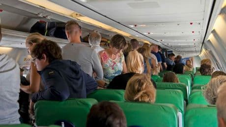 Te vroeg opstaan na de landing van het vliegtuig? Dan riskeer je bij deze maatschappijen een boete