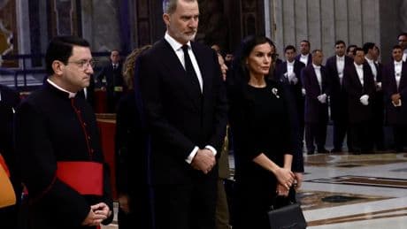 Los Reyes acudirán a la misa de apertura del papado de León XIV junto a Montero