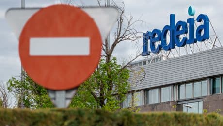 BNP Paribas rebaja por partida doble a Redeia