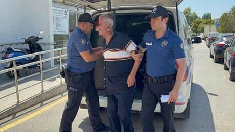 Halk otobüsünde etek altı fotoğraf çektiği iddia edilen emekli hakime gözaltı