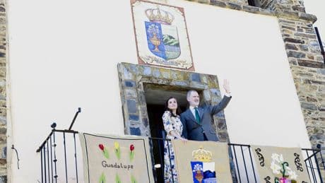 Baño de masas y vestido solidario de firma valenciana: así ha sido la visita de los Reyes a Guadalupe