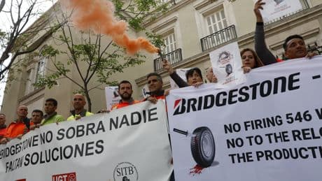 Bridgestone mejora las condiciones del ERE y se plantea revisar el total de despidos