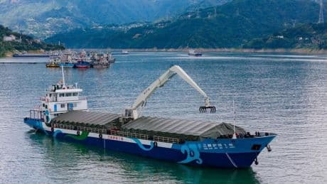 Una "roomba" para limpiar ríos: el barco que la presa de las Tres Gargantas ha puesto en marcha en China