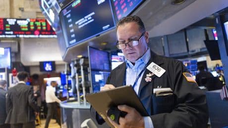 Wall Street sube con fuerza ante el "positivo" avance de las negociaciones con la UE