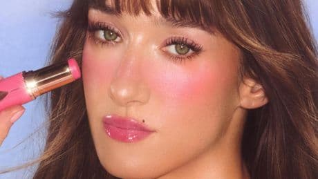 Charlotte Tilbury, maquilladora de las estrellas: “Siempre he estado obsesionada con la forma en que la piel se ruboriza cuando has pasado el día en la playa y ahora he conseguido embotellar ese brillo solar tan saludable y fresco”