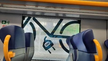 Il treno rosa del Giro d’Italia che toglie la vista sulle Cinque Terre