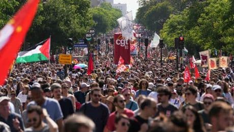 1ᵉʳ-Mai : plus de 300 000 personnes ont manifesté en France, selon la CGT ; un stand du PS attaqué dans le cortège parisien