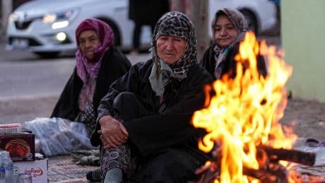 6.1 büyüklüğündeki depremle sarsılan Sındırgı'da vatandaşlar geceyi dışarıda geçirdi