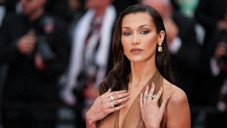 Bella Hadid se compra en Mango un vestido lencero blanco y lo combina con botas camperas para crear un 'look' de diez