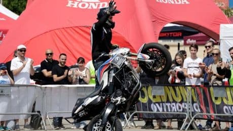 El 'stuntman' Narcís Roca deja boquiabiertos a los espectadores del Solo Moto Weekend con su espectáculo