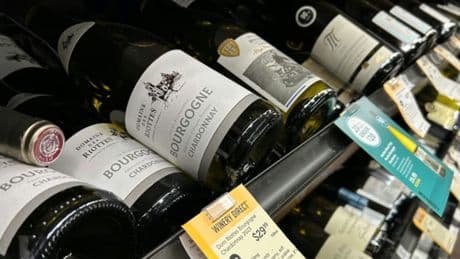 "Ce yoyo commercial est insoutenable": la filière des vins et spiritueux croise les doigts pour éviter la "brutale" surtaxe de 15% de Trump