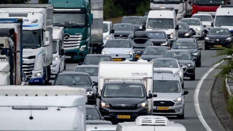 LIVE | Nu al druk op wegen richting vakantiebestemmingen bij start zomervakantie regio midden: ruim 400 km file