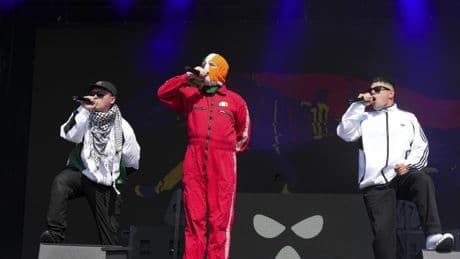 Hungría prohíbe entrar en el país a la banda Kneecap por “elogios abiertos a Hamas y Hizbulah”