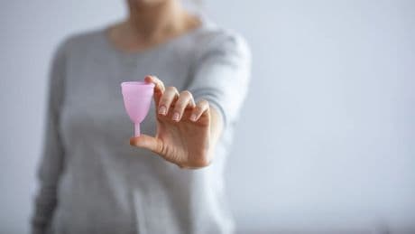 ¿Dormir con la copa menstrual? La advertencia de la ginecóloga Laia Vidal sobre esta práctica