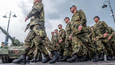 Mehrheit der Deutschen lehnt Dienst an der Waffe ab