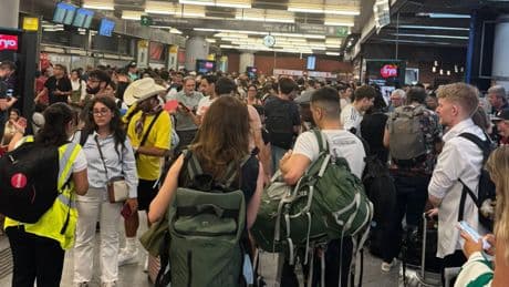 Atocha sufre el efecto del apagón de energía en Chamartín: cientos de viajeros, apelotonados en busca de tren alternativo