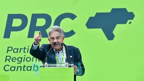 Revilla llama en su relevo electoral a denunciar &quot;cualquier tropelía, aunque la cometa un rey&quot;