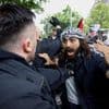 Israelhasser treten Polizisten nieder: Eine Szene entlarvt sich selbst