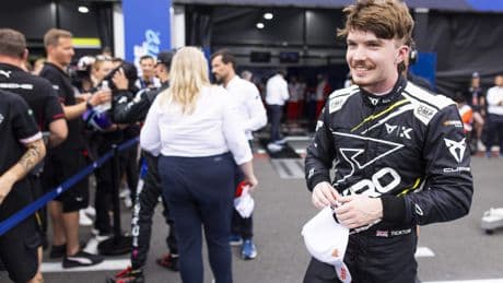 Engelse coureur reageert na sneer George Russell: ’Altijd positief om vergeleken te worden met Max Verstappen’