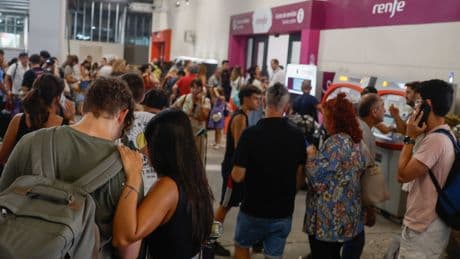 Renfe reanuda la línea de alta velocidad Madrid-Galicia interrumpida por el incendio de Ourense