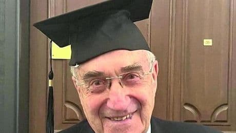 La terza laurea a 84 anni dell’ex capitano di macchina. “Gli esami non devono finire”