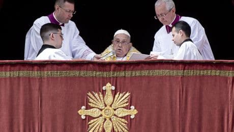 El Papa lanza un mensaje de paz en su reaparición en el Urbi et Orbi: "Basta de carrera de armamentos"