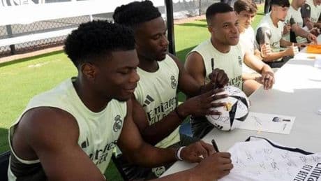 Mbappé y un joven fan merengue sacan músculo en Florida: no te pierdas su simpático 'duelo'