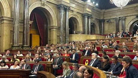 El TC insiste: ni Puigdemont ni los que huyeron de la justicia por el 'procés' pueden delegar su voto en el Parlament