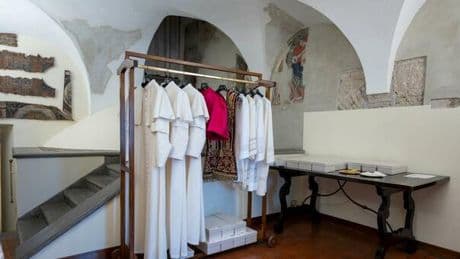Abiti low cost per il nuovo Papa, tre taglie a disposizione. Il Vaticano: «Ricicliamo quelli di Bergoglio del 2013»
