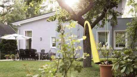 Immobilien  : Eigenes Haus oder alles auf Aktien? Was nach 40 Jahren reicher macht