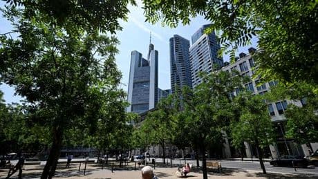 Banken: Commerzbank-Vorstand warnt vor Folgen einer Übernahme durch UniCredit