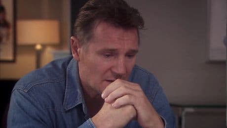 Liam Neeson ya demostró su talento para la comedia en esta serie del creador de 'The Office'