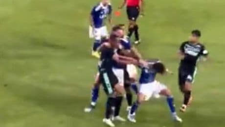 El "amistoso" que acabó en puñetazos": los jugadores del Betis y el Como se enfrentan en el campo