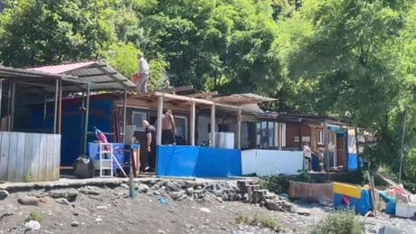 Artvin'in Karadeniz kıyılarındaki kaçak yapılar yıkılıyor
