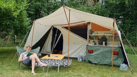 Tjerk (45) kocht een Holtkamper vouwwagen en schilderde de binnentent zwart: ’Een openbaring, onze dochter sliep eindelijk’