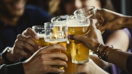 Bijna helft volwassenen dronk vorig jaar weinig of geen alcohol