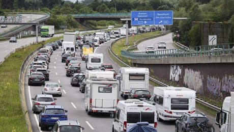 LIVE | Vakantieverkeer op gang met ruim 500 kilometer file, extra problemen van en naar Duitsland door kettingbotsingen